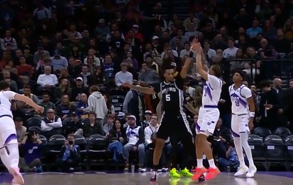 开云官网-这球升级一级恶意！基昂特·乔治三分命中 卡斯尔扑防不及送加罚