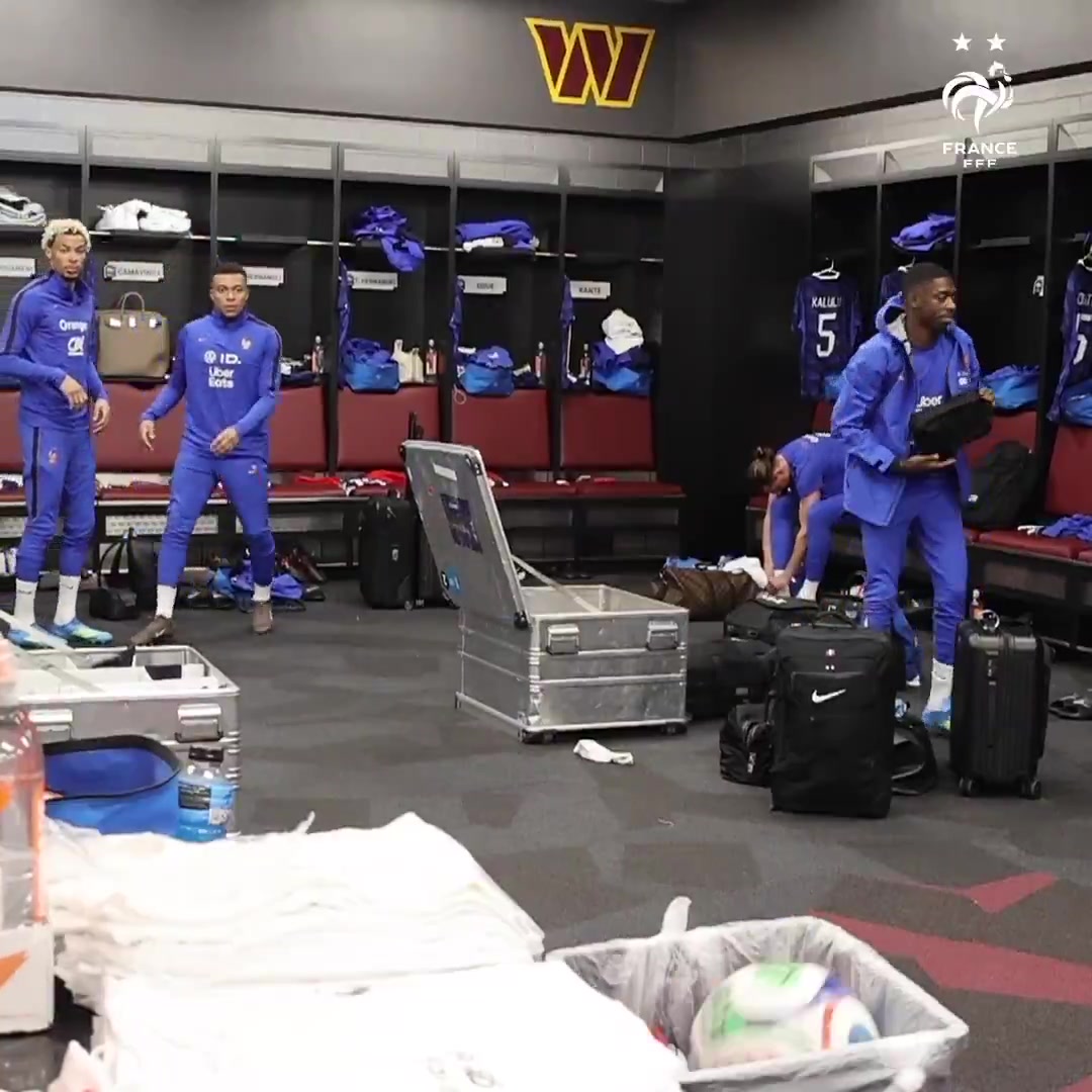 开云登录-😅姆三岁？姆巴佩更衣室投篮命中瞬间狂喜，现场表演魔性舞蹈